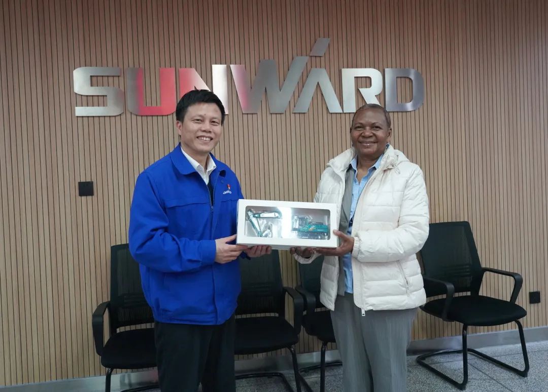 乌干达驻华大使到访星际官网注册智能