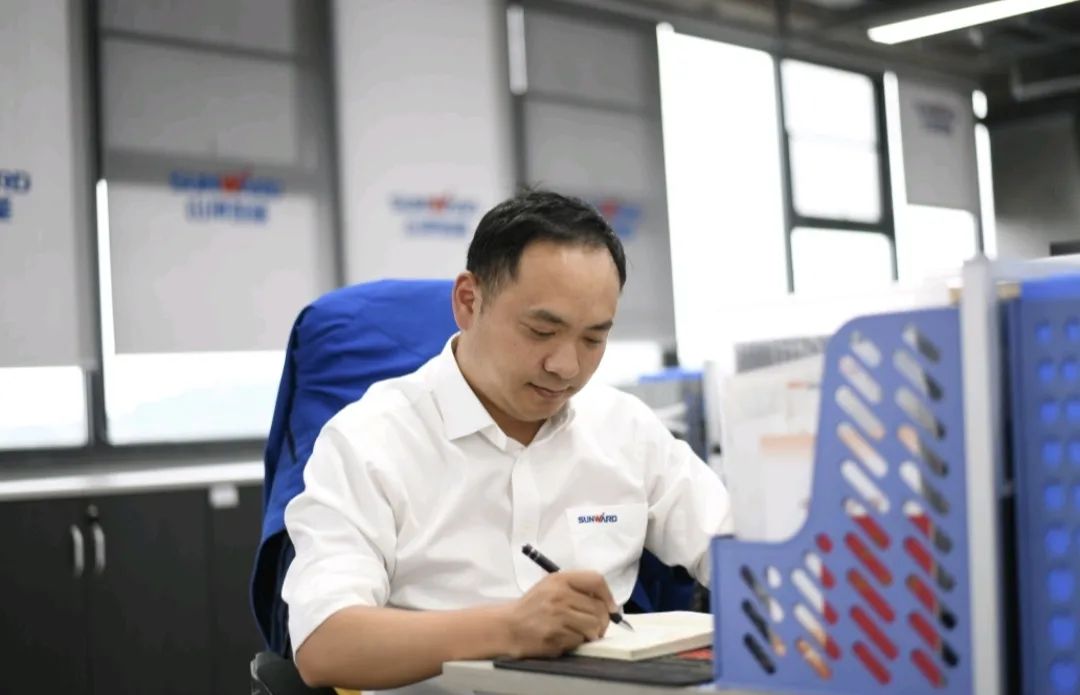 长沙市召开庆祝“五一”国际劳动节大会，星际官网注册智能1个人1集体获表彰！