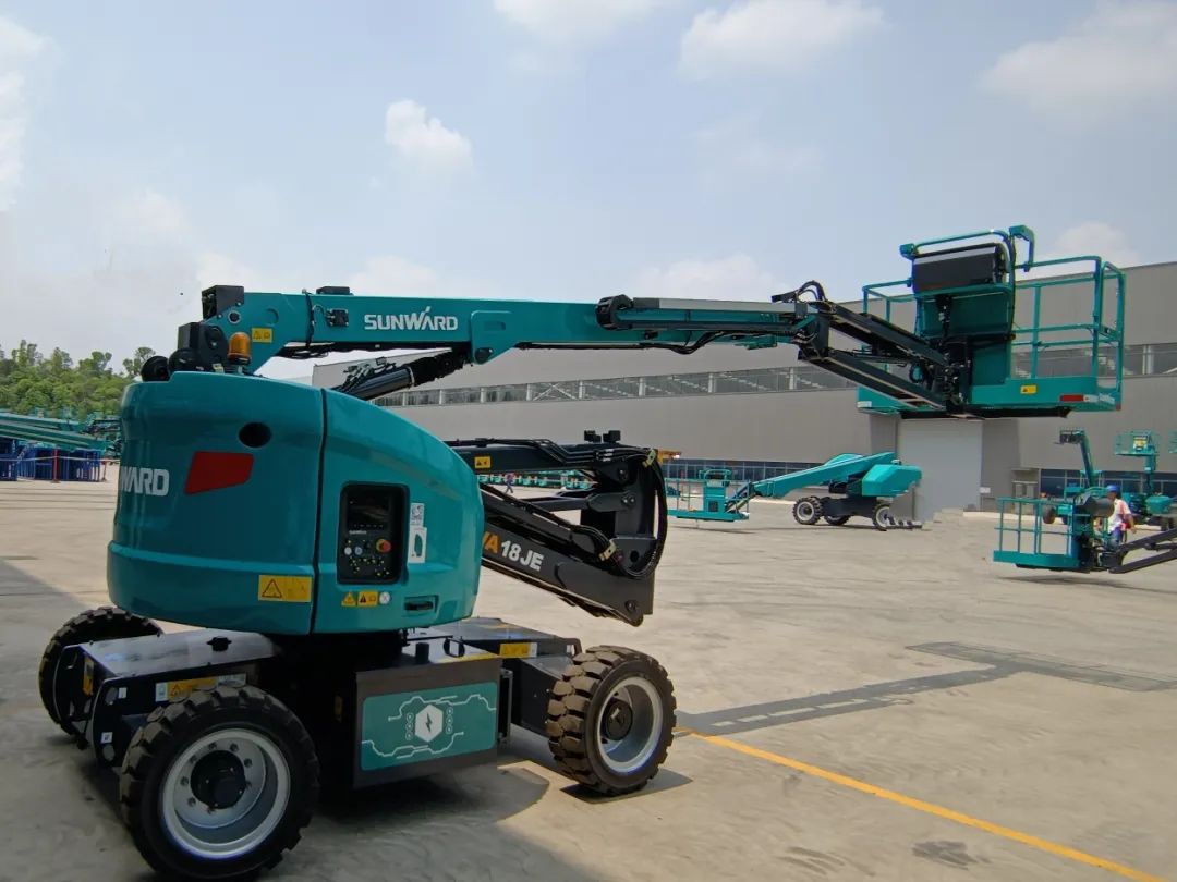 新能源家族再添“新丁”！星际官网注册智能三款电动臂式高空作业平台齐下线