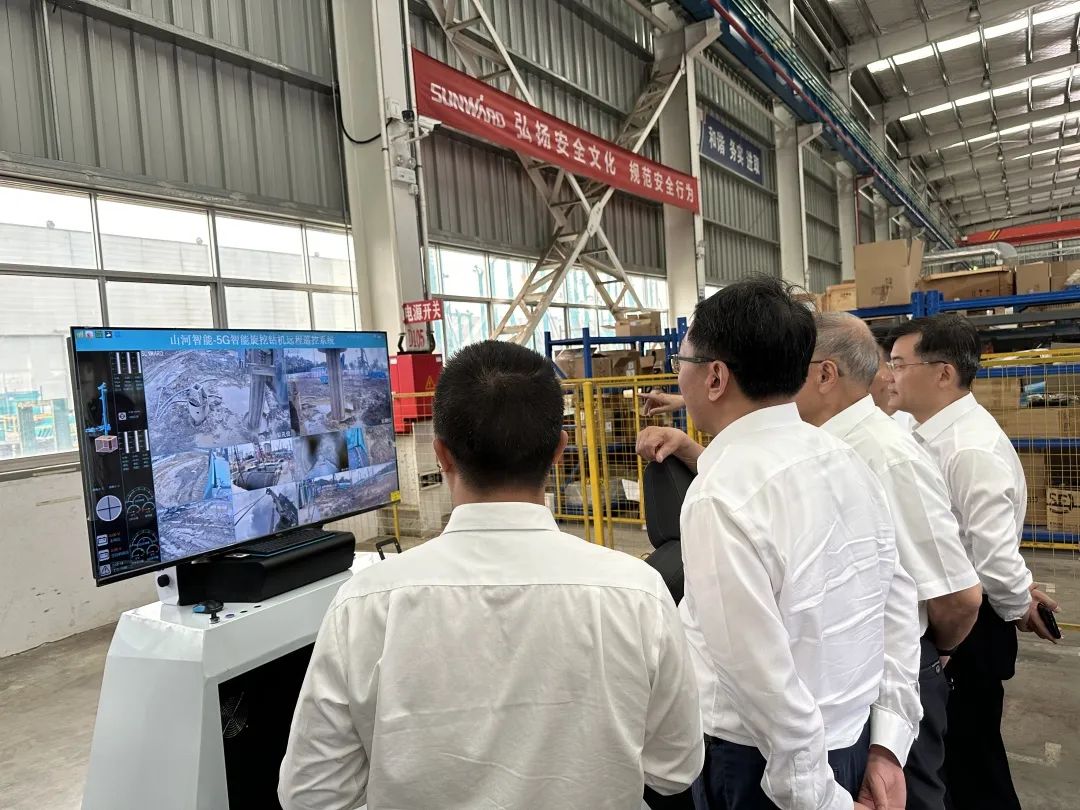 中国联通集团副总经理梁宝俊到访星际官网注册智能