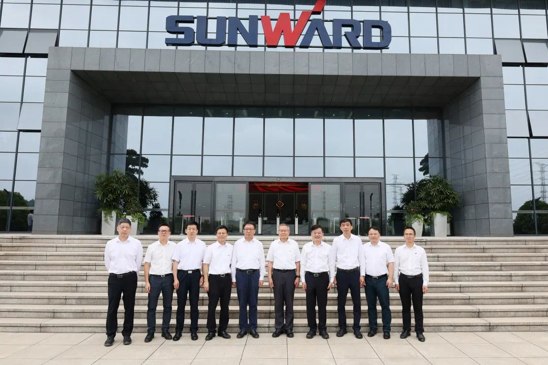 中国联通集团副总经理梁宝俊到访星际官网注册智能