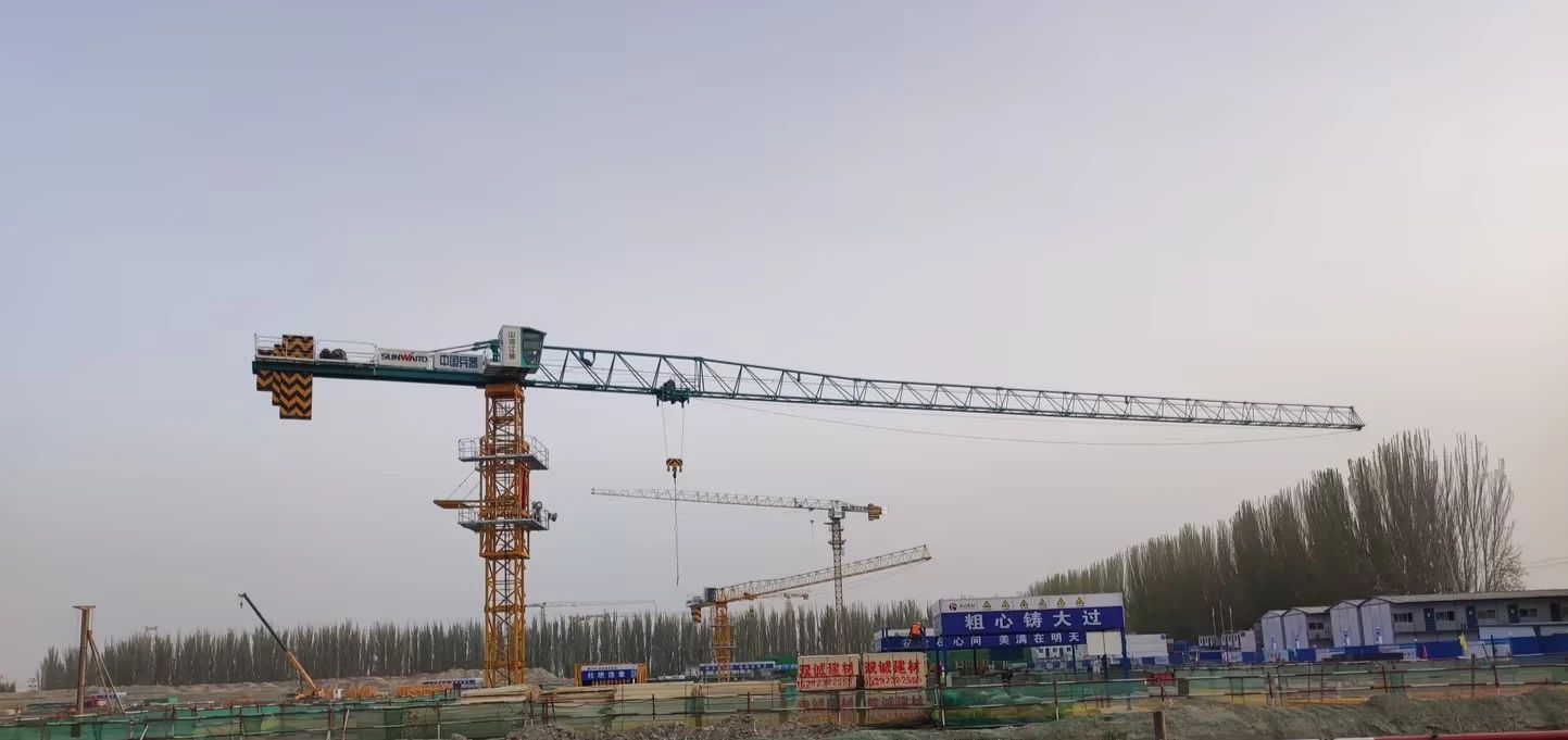 天山脚下的画师！星际官网注册江麓群塔援疆建设新景色