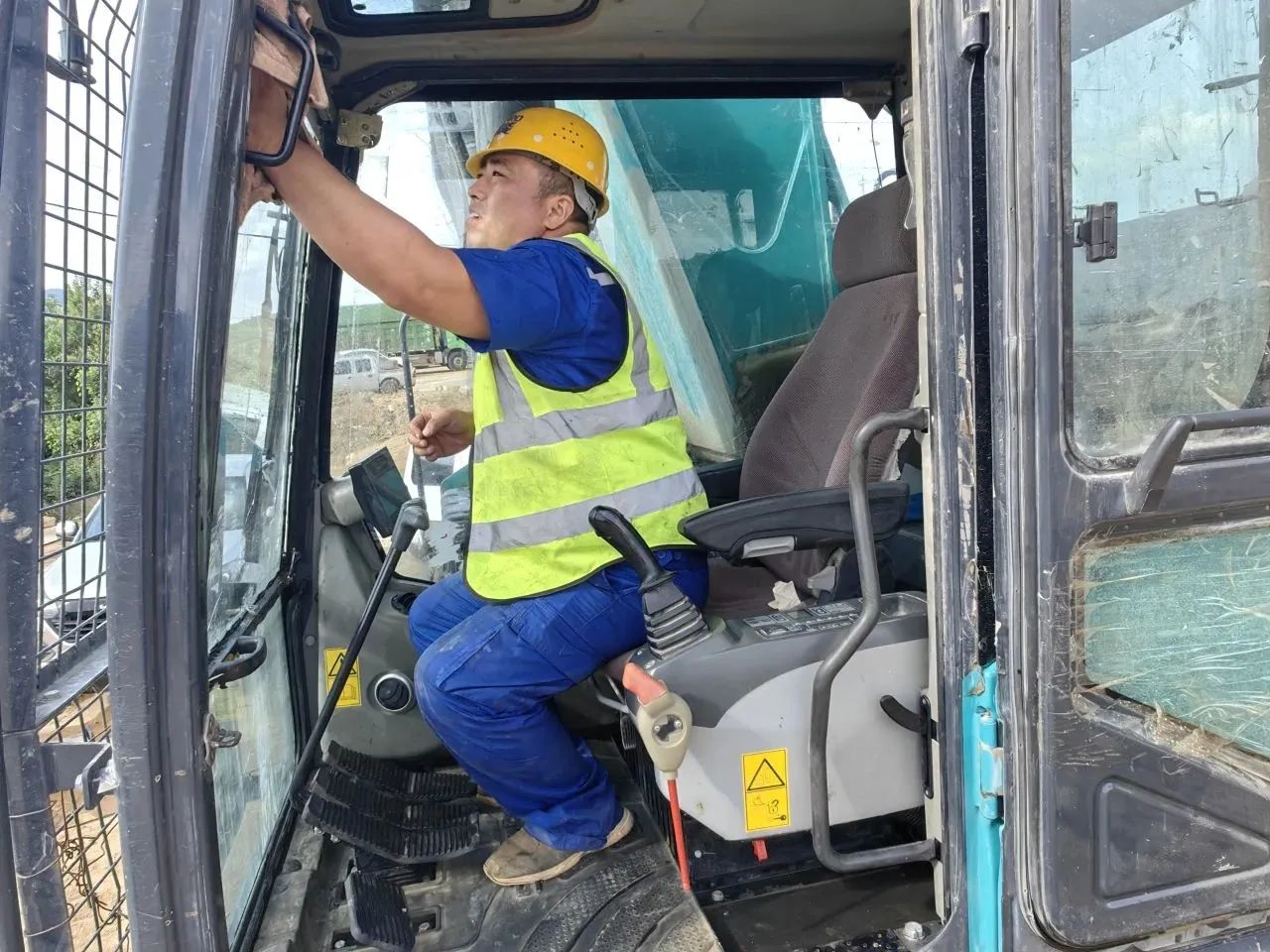 步履不停，服务不止！星际官网注册智能挖掘机服务万里行火热进行中