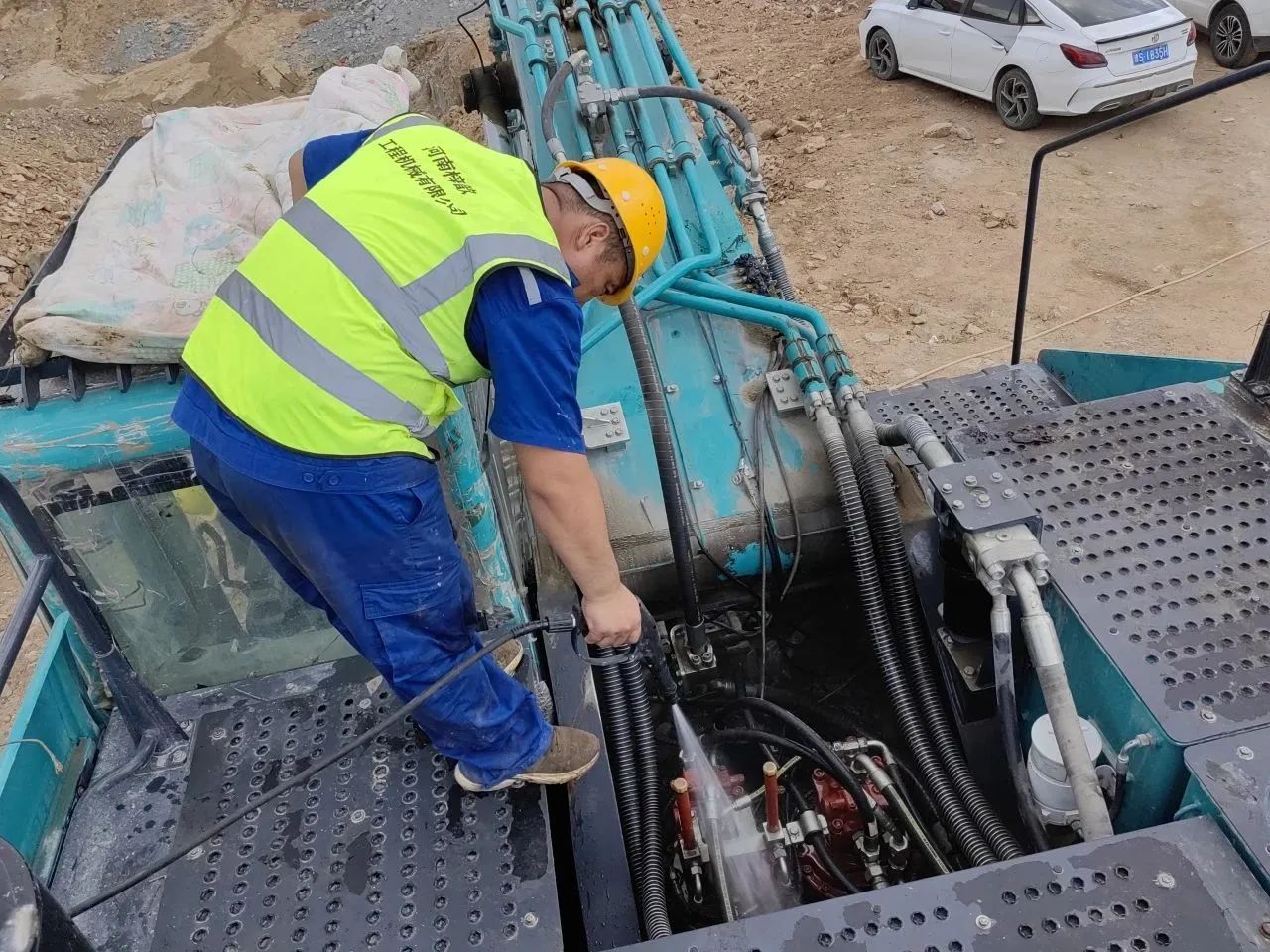 步履不停，服务不止！星际官网注册智能挖掘机服务万里行火热进行中