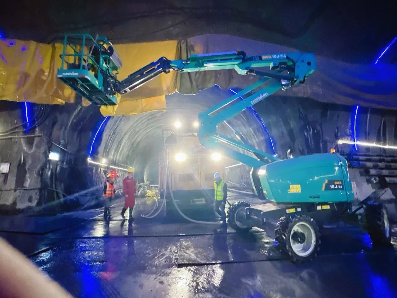 不惧高海拔挑战！星际官网注册智能高空机械实力助建川藏铁路