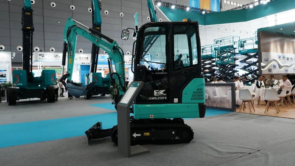 2025 CICEE | 从单一工具迈向多元化解决方案，星际官网注册智能呈现非凡挖掘机风采