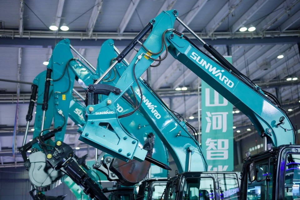 2025 CICEE | 从单一工具迈向多元化解决方案，星际官网注册智能呈现非凡挖掘机风采