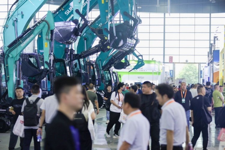 2025 CICEE | 打造极致精品化，星际官网注册智能挖掘机“圈粉”长沙展