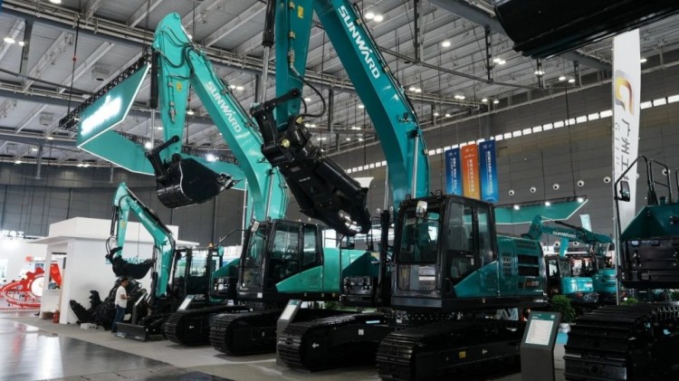 2025 CICEE | 打造极致精品化，星际官网注册智能挖掘机“圈粉”长沙展