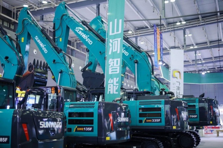 2025 CICEE | 打造极致精品化，星际官网注册智能挖掘机“圈粉”长沙展