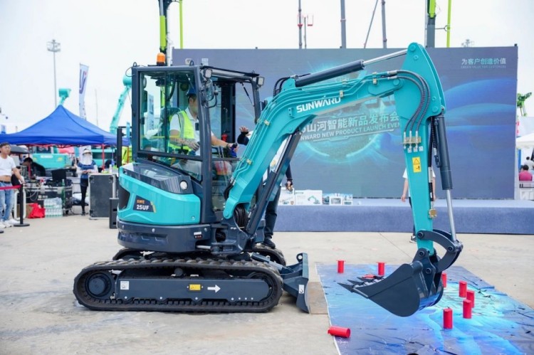 2025 CICEE | 打造极致精品化，星际官网注册智能挖掘机“圈粉”长沙展