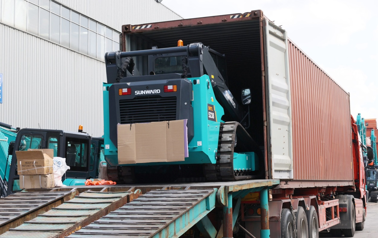 高端装备再获国际认可!星际官网注册智能最大吨位垂直举升履带式滑移装载机批量发往北美