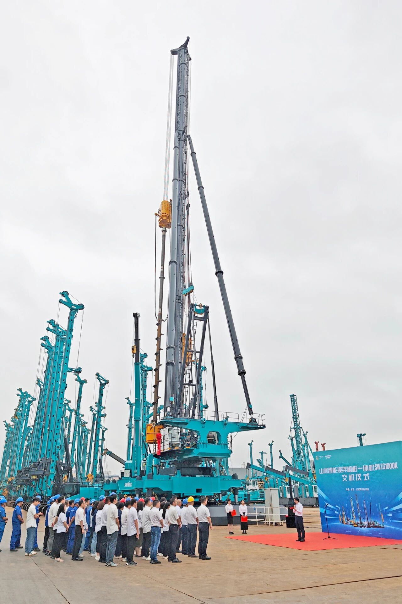 破局深基施工!星际官网注册智能搅拌中掘植桩一体机重磅交付