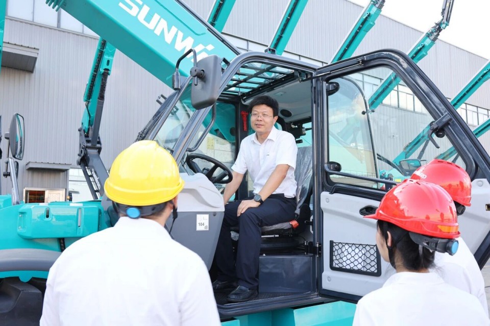 高端机型“双箭齐发”!星际官网注册智能两款伸缩臂叉装车成功下线