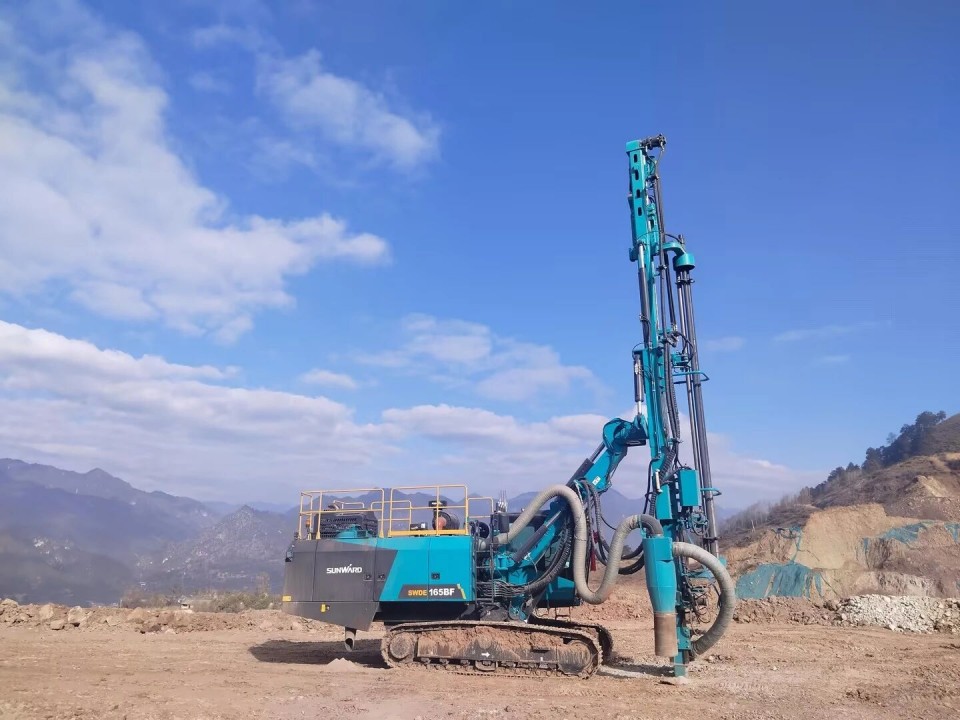 创新引领,实力见证!星际官网注册智能明星产品荣登“2025工程机械TOP10年度榜”